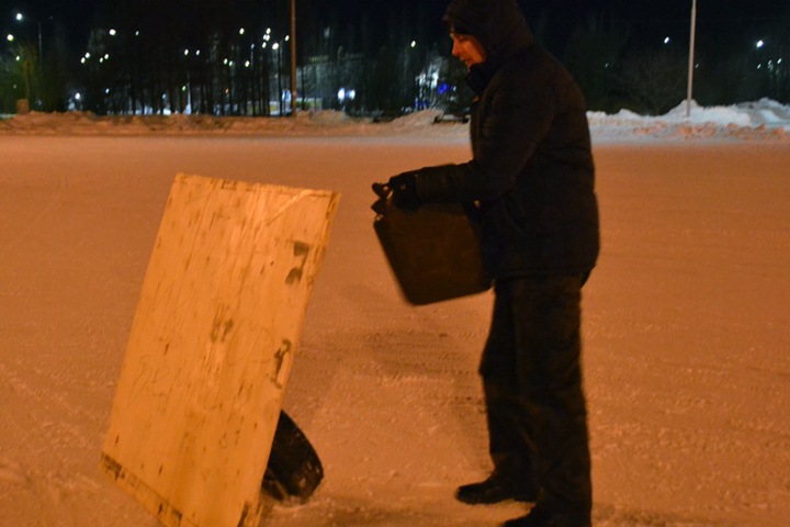 Новосибирская полиция усмотрела хулиганство в сжигании покрышек у мэрии в знак протеста