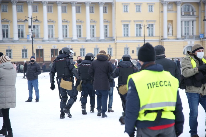 Хватит нарушать закон. Журналисты требуют дать им работать Хватит нарушать закон. Журналисты требуют дать им работать