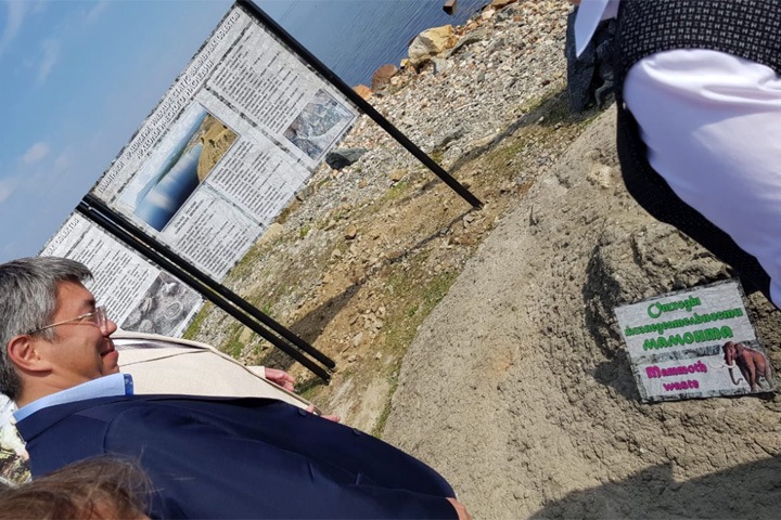 Запомнится на всю жизнь: главе Бурятии показали отходы жизнедеятельности мамонта