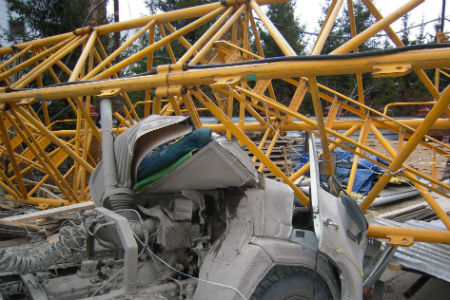 Причиной падения крана на стройке в Новосибирске стал перегруз Причиной падения крана на стройке в Новосибирске стал перегруз