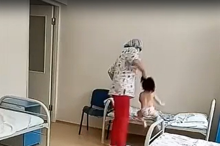 Медсестра таскала ребенка за волосы в новосибирской больнице Медсестра таскала ребенка за волосы в новосибирской больнице