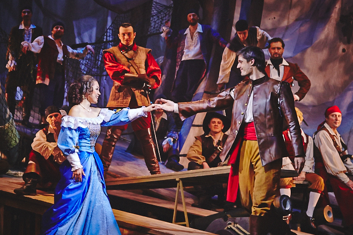 «Одиссея капитана Блада» в театре музкомедии: пират, лекарь и певец «Одиссея капитана Блада» в театре музкомедии: пират, лекарь и певец