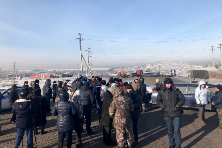 Жители перекрыли дорогу к угольному разрезу в Кузбассе