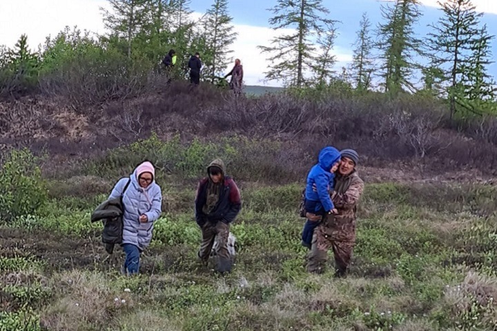 Мать с 4-летним сыном и младшим братом провела более двух суток в шалаше посреди таймырской тундры