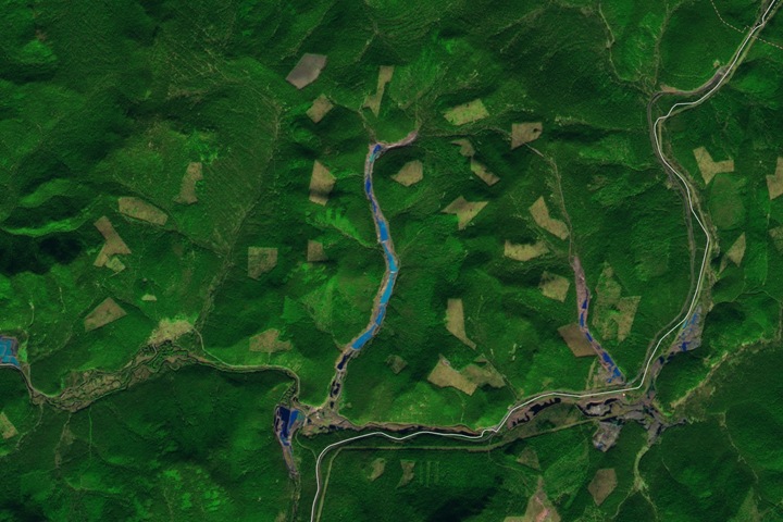 «Лунные ландшафты»: как золотодобыча меняла красноярские реки, где прорвало дамбу