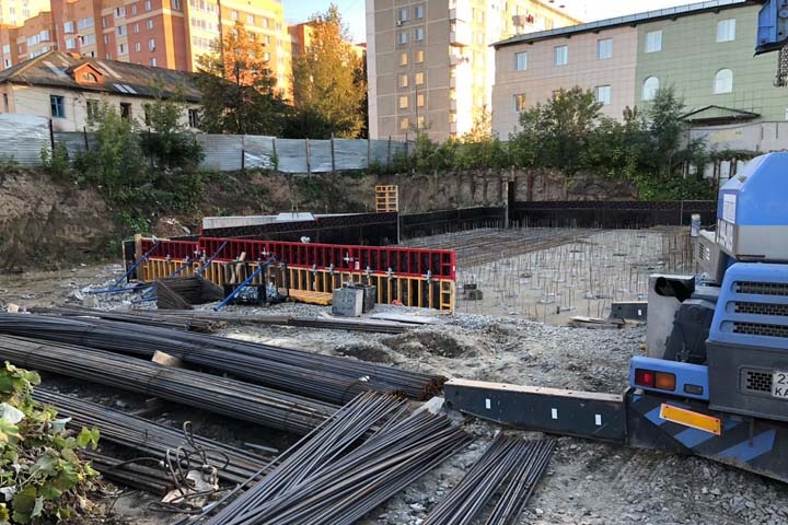 Соблюдая график: новосибирский застройщик возводит первый дом жилого комплекса на улице Гоголя