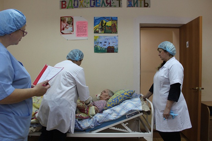 Тухлая рыба и сокращение штата. Сотрудники новосибирского геронтологического центра обратились к губернатору