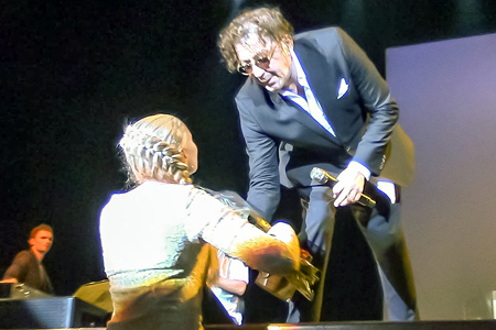 Григорий Лепс закидал носовыми платками зал с омскими политиками Григорий Лепс закидал носовыми платками зал с омскими политиками