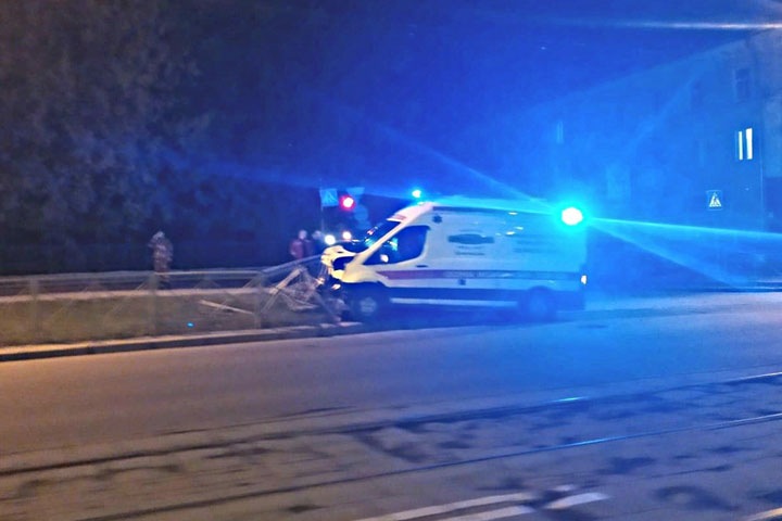 Скорая протаранила машину в Новосибирске Скорая протаранила машину в Новосибирске