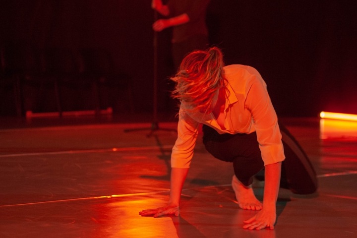 Пластический спектакль «о ненасилии, женщинах и любви» показали в Новосибирске Пластический спектакль «о ненасилии, женщинах и любви» показали в Новосибирске