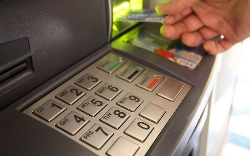 Банкомат под Омском выдал пятитысячные купюры вместо тысячных