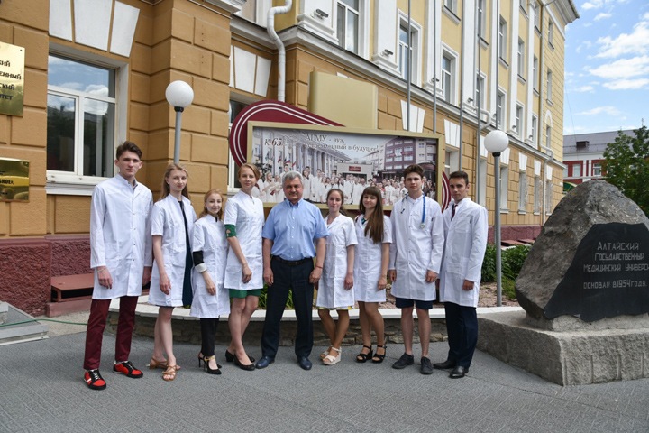 Уволенный кандидат на пост ректора алтайского медуниверситета намерена обратиться в прокуратуру