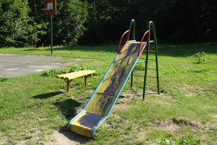 Горка чуть не задушила ребенка в Кузбассе. Врачи борются за его жизнь