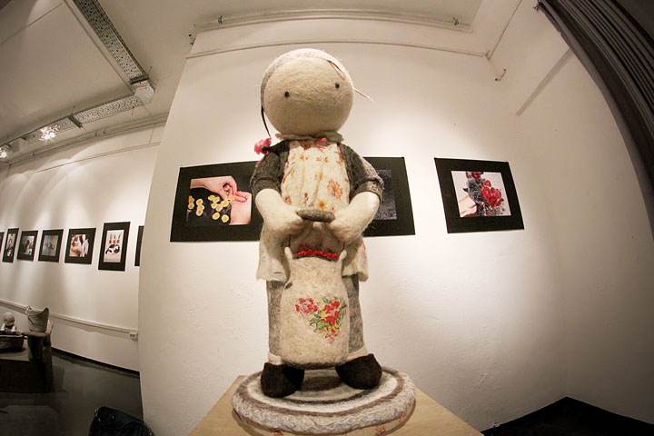Войлочная выставка про детство открылась в Новосибирске (фото)