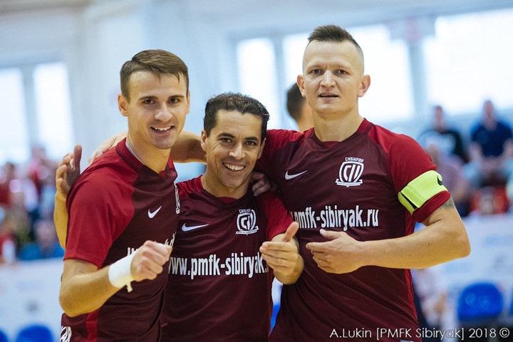 Мини-футбольный «Сибиряк» ищет спонсоров Мини-футбольный «Сибиряк» ищет спонсоров