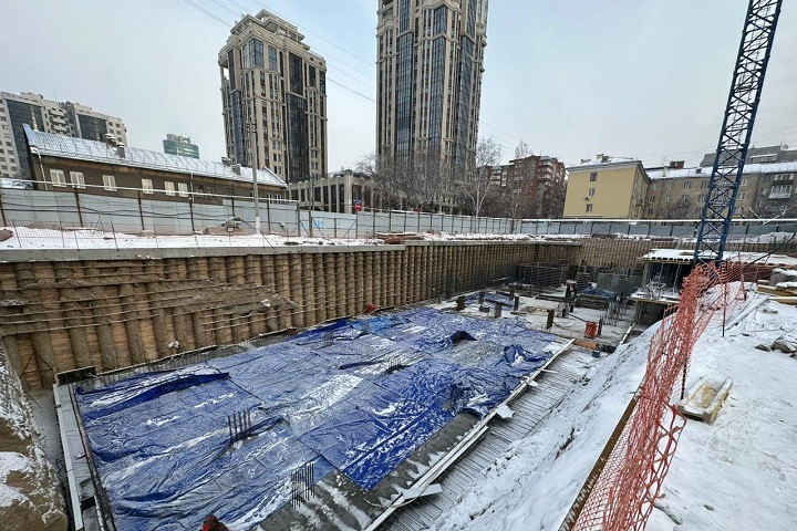 Компания сбежавшего от уголовного дела застройщика начала возводить высотку в Тихом центре Новосибирска