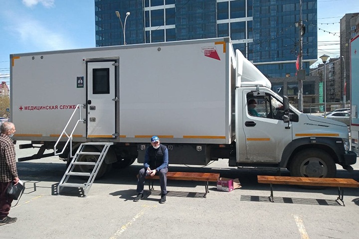 Агитацию кандидата в Госдуму от «ЕР» разместили на прививочном пункте в Новосибирске