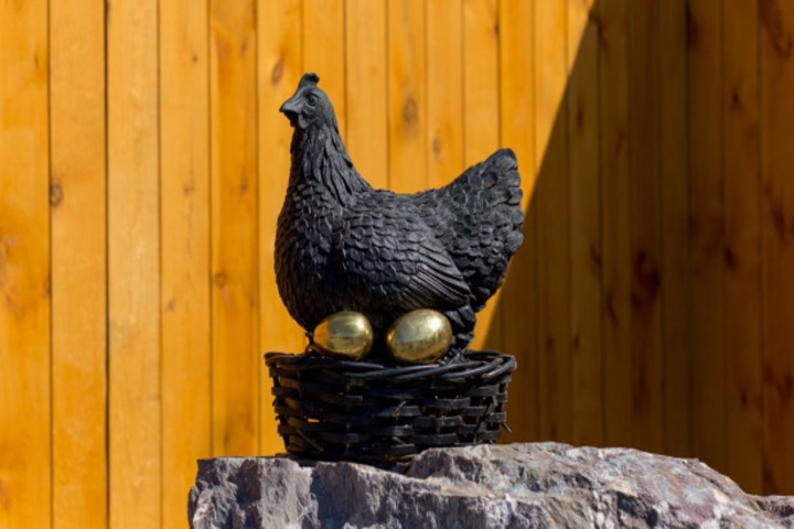 Памятник Курочке Рябе поставили в Барнауле
