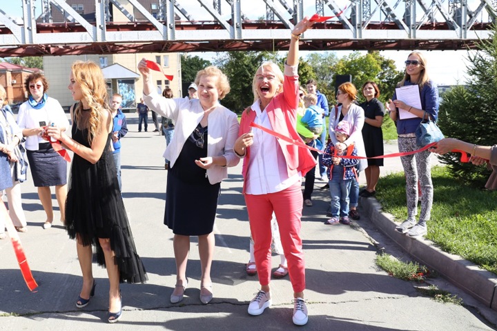 Фотовыставка о людях с синдромом Дауна открылась на набережной в Новосибирске