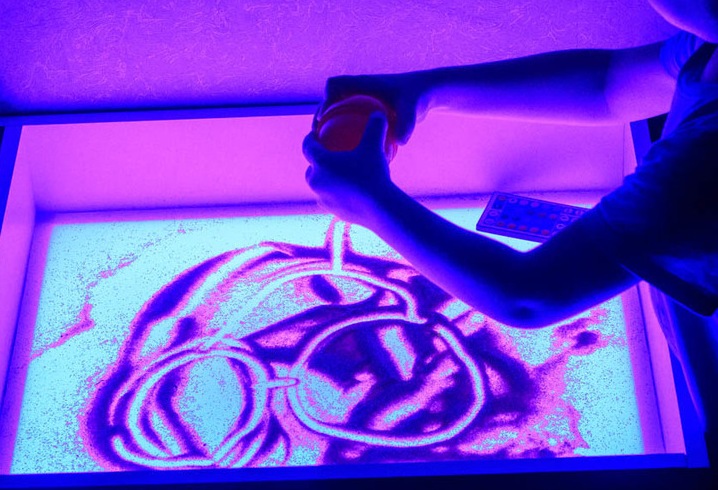 Преимущества рисования песком в световой песочнице