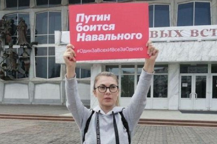 Жительницу Красноярска вызвали в полицию из-за одиночного пикета в поддержку Навального Жительницу Красноярска вызвали в полицию из-за одиночного пикета в поддержку Навального