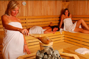 Здание на территории оздоровительного комплекса «Бани на Енисейской» в Омске осталось без крыши Здание на территории оздоровительного комплекса «Бани на Енисейской» в Омске осталось без крыши