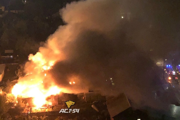 Несколько жилых домов загорелось в Новосибирске Несколько жилых домов загорелось в Новосибирске