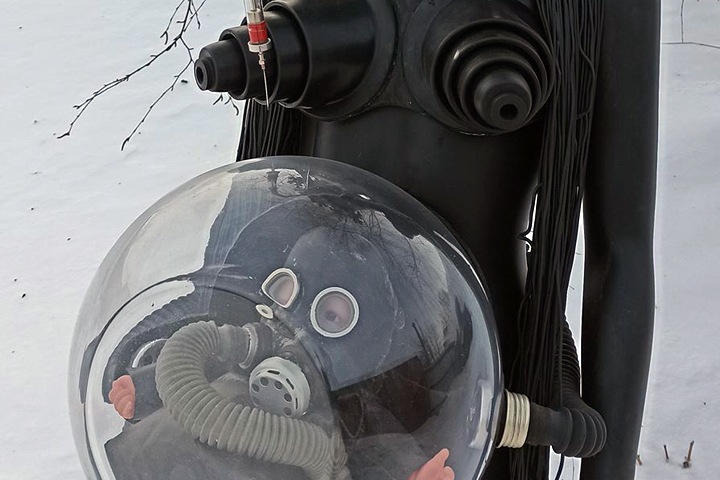 Красноярский художник создал семейные защитные костюмы после новости о детях с врожденными онкозаболеваниями Красноярский художник создал семейные защитные костюмы после новости о детях с врожденными онкозаболеваниями