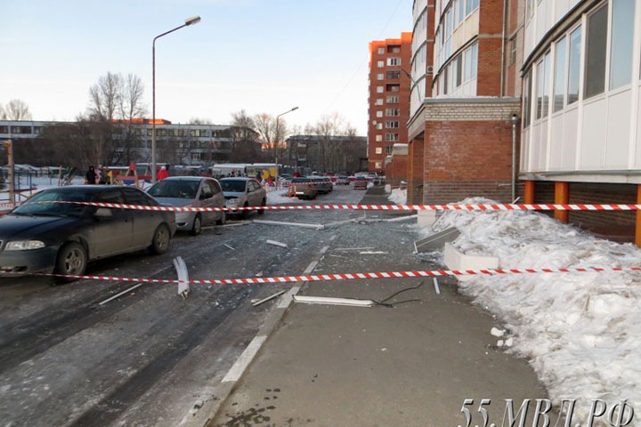 Окно вынесло в омской многоэтажке при взрыве самогонного аппарата. Пострадал мужчина Окно вынесло в омской многоэтажке при взрыве самогонного аппарата. Пострадал мужчина