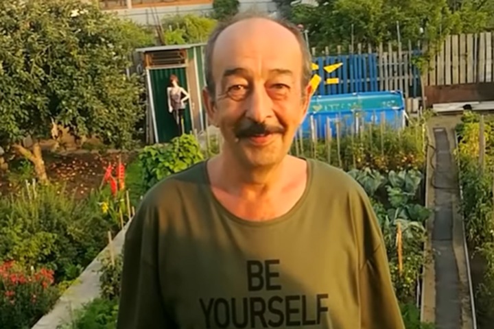 Блогер-садовод из Бийска записал кавер-версию песни The Beatles. В ней он поет про Путина и зарплаты врачей