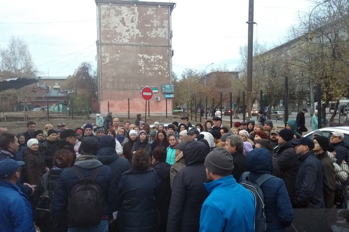 Жители устроили сход из-за точечной застройки возле новосибирской школы