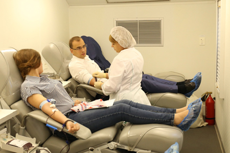 Депутат новосибирского заксобрания организовал акцию по сдаче крови Депутат новосибирского заксобрания организовал акцию по сдаче крови