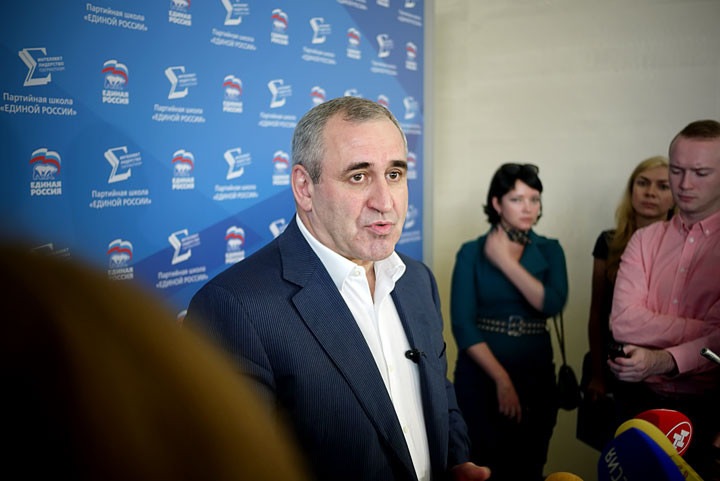 Новосибирцы пожаловались Неверову на грязь и бомжей в приемной «Единой России»