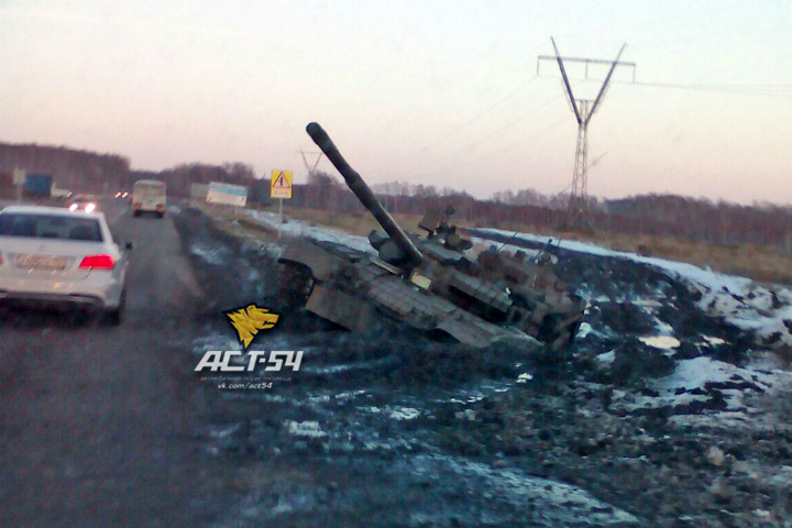 Танк застрял в грязи под Новосибирском