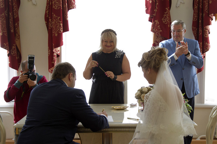 Виктор Толоконский согласился стать гостем на свадьбе красноярской пары 