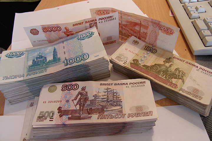 Красноярские врачи возмутились данными чиновников о своих зарплатах в 100 тыс.: «На три ставки нужно работать»