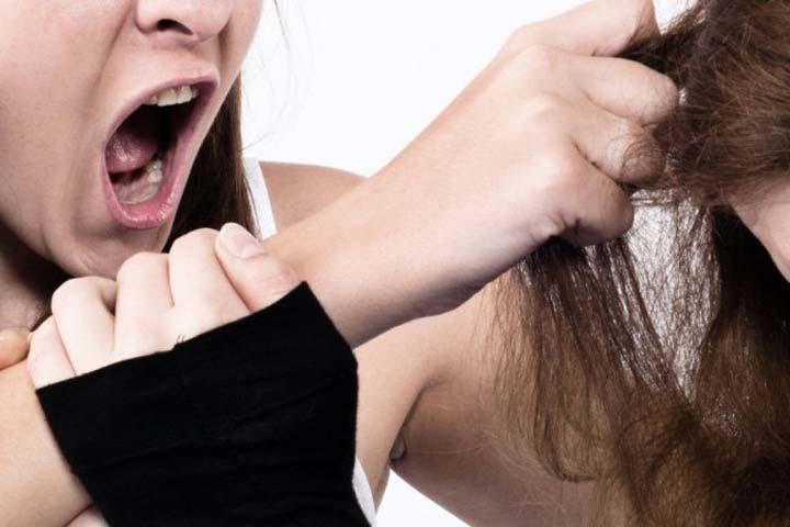 Девушки устроили жестокую драку в центре Новосибирска Девушки устроили жестокую драку в центре Новосибирска