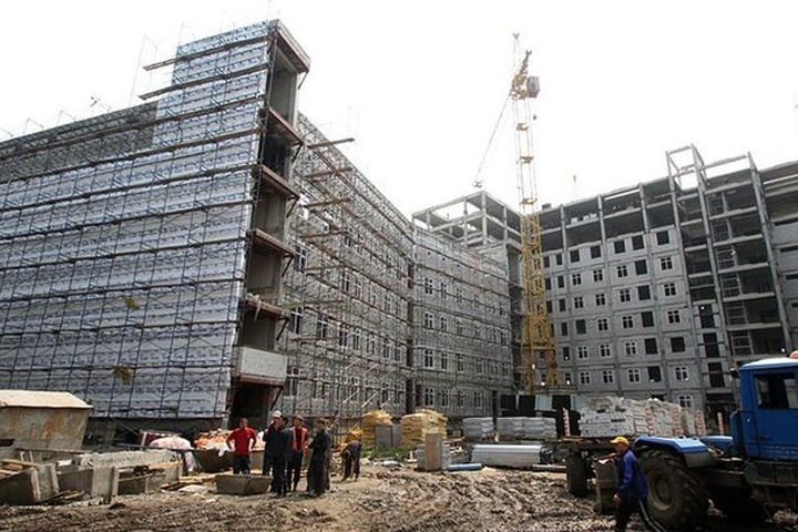 Власти заявили о рисках срыва строительства соцобъектов в Сибири перед выборами