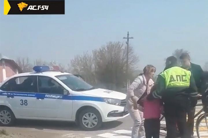 Новосибирские сотрудники ДПС сбили девушку с ребенком на пешеходном переходе Новосибирские сотрудники ДПС сбили девушку с ребенком на пешеходном переходе