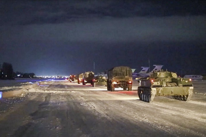 Более 70 самолетов перебрасывают российский контингент в Казахстан Более 70 самолетов перебрасывают российский контингент в Казахстан