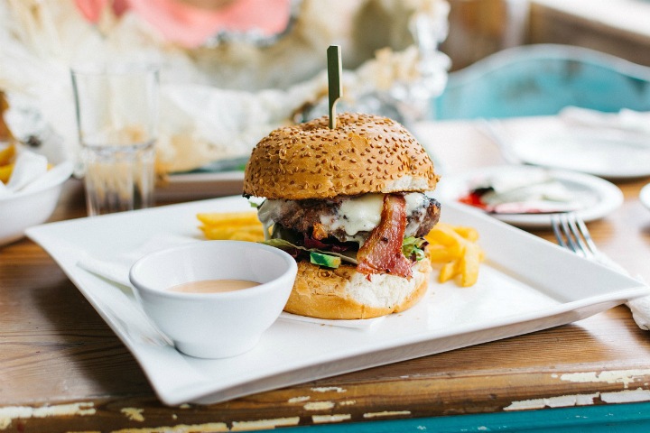 Бургеры в Новосибирске стали дороже, чем в Петербурге Бургеры в Новосибирске стали дороже, чем в Петербурге
