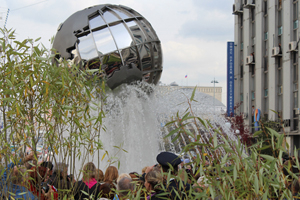 Губернатор и мэр открыли в центре Новосибирска сквер с фонтаном в виде земного шара (фото)