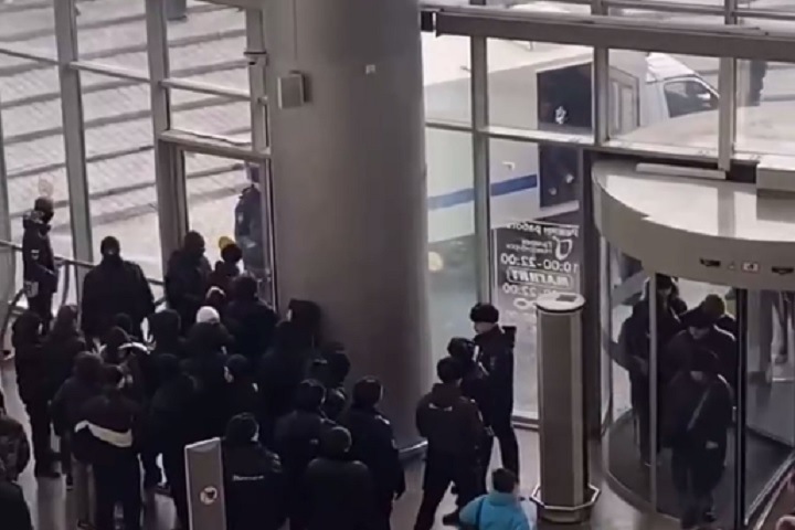 «С целью недопущения противоправных деяний»: полиция подтвердила задержание несовершеннолетних в новосибирском ТРЦ