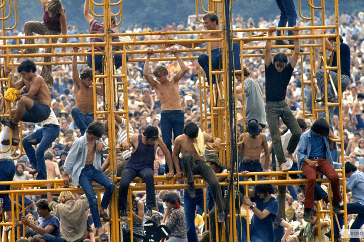 «Музыка важнее доллара»: в Новосибирске показали фильм о «Вудстоке» и силе полумиллионной толпы