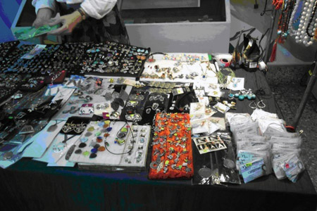 Торговка из Иркутска оштрафована в Кузбассе за продажу кулонов в форме листьев конопли