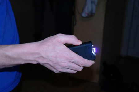 Новосибирский полицейский применил к задержанному электрошокер