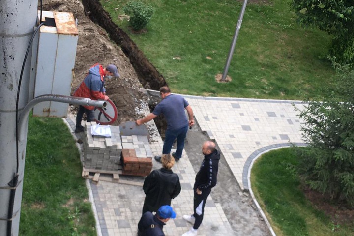 Строители начали работы на месте спорной дороги у элитных новосибирских жилых комплексов