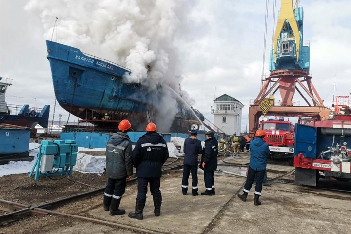 Теплоход загорелся в Красноярском крае Теплоход загорелся в Красноярском крае