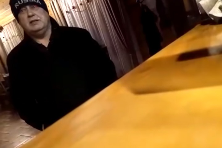 Алтайского депутата обвинили в избиении двух женщин и подростка. Делом занялся СК