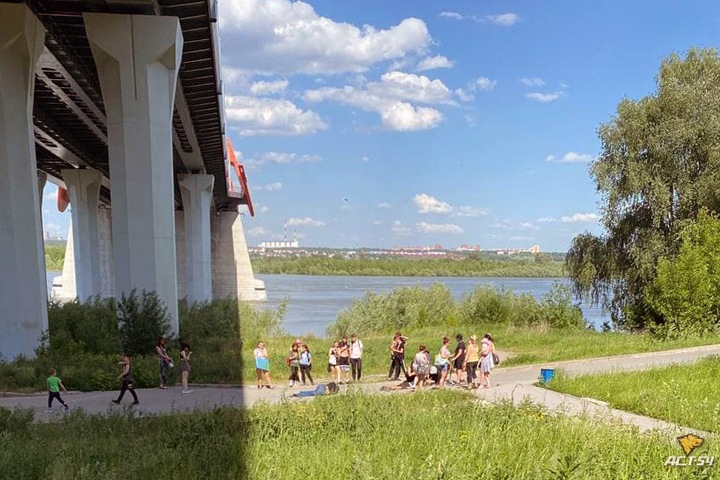 Мужчина упал с Бугринского моста на ребенка в Новосибирске Мужчина упал с Бугринского моста на ребенка в Новосибирске